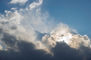 雲の隙間から差し込む太陽の光