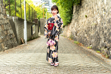 愛染坂に立つ日本女性