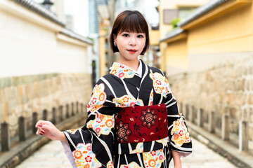 Fototapeta premium 源聖寺坂に立つ日本女性