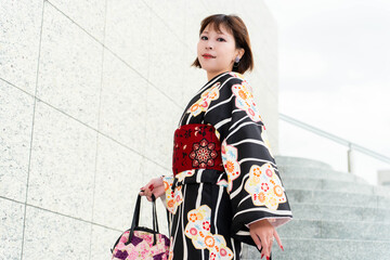 Fototapeta premium 粋に着物を着こなす日本女性