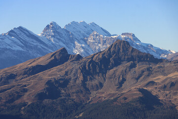 Klarer Herbsttag über Grindelwald; Blick vom First über Lauberhorn und Tschuggen auf das...