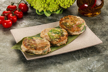 Roasted tuna medallion with broccoli