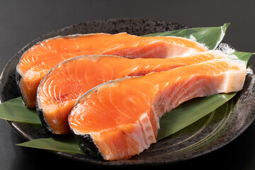 ［チリ産　養殖］銀鮭　切り身