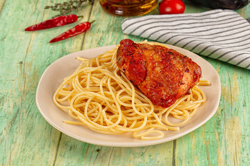 Pasta spaghetti with chicken thighs