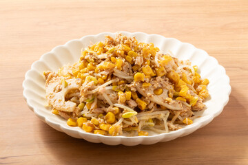 焼きとうもろこしとツナと蓮根の豆もやし和え