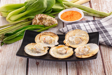 Grilled scallops with cream cheese