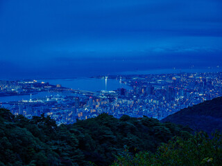Obraz premium 夜明け前、六甲山上から神戸市街地の夜景