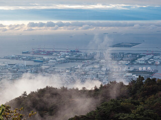 雲海に覆われた六甲の山並みと神戸市街地