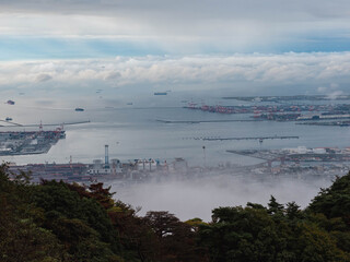 雲海に覆われた六甲の山並みと神戸市街地