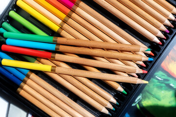 Obraz premium Set of colored pencils for artists in a metal box