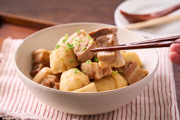 里芋と豚バラ肉の煮物｜家庭の和食主菜