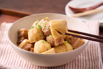 里芋と豚バラ肉の煮物｜家庭の和食主菜