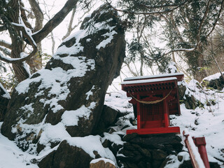 冬の祠と岩