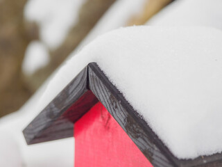 祠に積もった雪