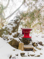 雪と祠と岩