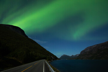Tysfjord bei Stetind Berg in Nordnorwegen unter Polarlichtern und Vollmond