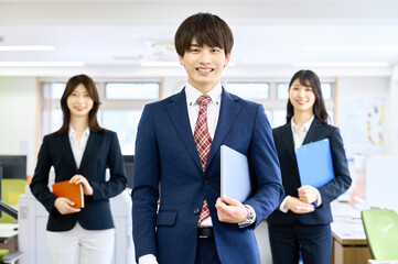 ビジネスマン　ビジネスウーマン　チーム　同僚　3人