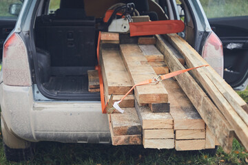 Transporting large-sized cargo in the trunk of a car: long wooden boards © ILIA