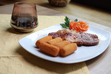 Schweinesteak im Restaurant mit Kroketten