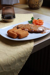 Essen im Restaurant, Schnitzel mit Pfeffersoße und Kroketten