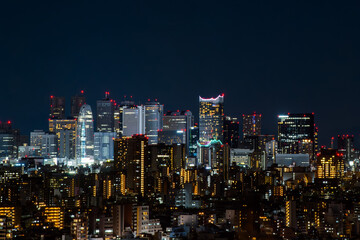 Obraz premium 夜景シリーズ：新宿の高層ビル群の夜景、灯りがきらめく都会のスカイライン