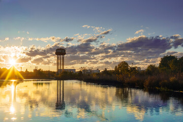 costruzione industriale e cielo al tramonto