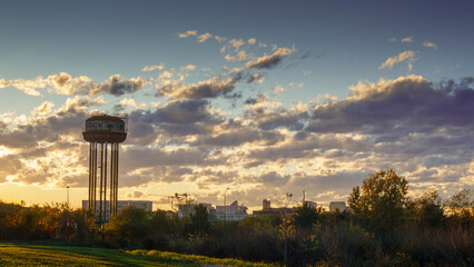 costruzione industriale e cielo al tramonto