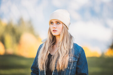 Junge Frau mit Mütze / Herbst