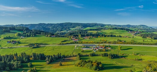Abendsonne im Herbst am Allgäuer Alpenrand rund um Hellengerst nahe Kempten