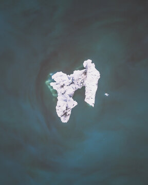 Aerial view of a solitary iceberg drifts in the glacial lagoon, its stark white form contrasting with the deep turquoise waters, J&Atilde;&para;kuls&Atilde;&iexcl;rl&Atilde;&sup3;n, Sveitarf&Atilde;&copy;lagi&Atilde;&deg; Hornafj&Atilde;&para;r&Atilde;&deg;ur, Iceland.