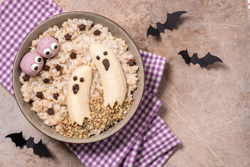 A bowl of cereal with bananas and chocolate chips