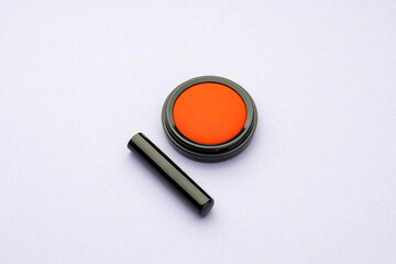 日本の伝統的な印鑑と朱肉のセット