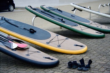 並べられたスタンドアップパドルボード