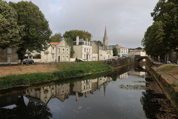 Obraz premium Rivière la Vendée dans la ville, ville de Fontenay le Comte, département de la Vendée, France