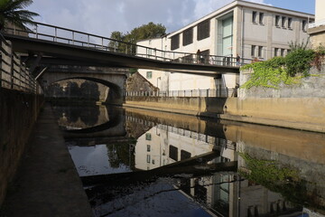 Fototapeta premium Rivière la Vendée dans la ville, ville de Fontenay le Comte, département de la Vendée, France