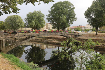 Rivi&egrave;re la Vend&eacute;e dans la ville, ville de Fontenay le Comte, d&eacute;partement de la Vend&eacute;e, France