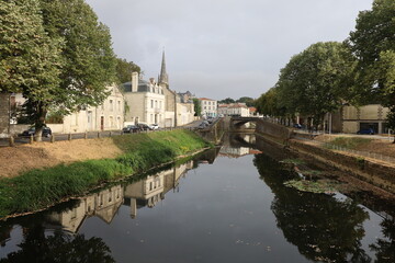 Fototapeta premium Rivière la Vendée dans la ville, ville de Fontenay le Comte, département de la Vendée, France