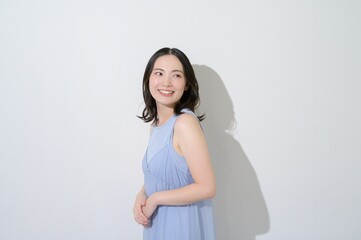 日差しを浴びる日本人女性のビューティイメージ