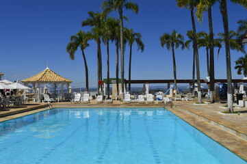 Verão com piscina e coqueiros