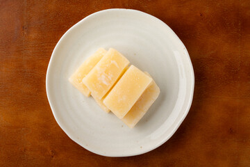 お皿に載せたバター餅（秋田郷土菓子）