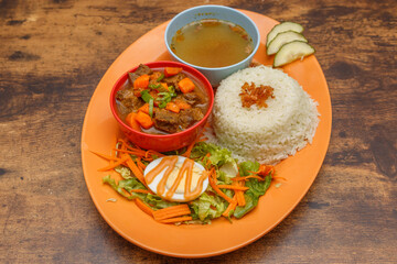 Rendang beef – bœuf mijoté aux épices, servi avec du riz au lait de coco, plat typique malaisien. 
