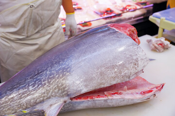 新鮮なマグロを丁寧に捌く職人