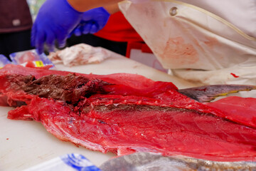 マグロの解体ショーで中落ちを取る職人