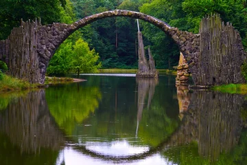 Wandcirkels Rakotzbrücke Devil's Bridge (German: Rakotzbrücke) in Kromlau. Kolorowy jesienny krajobraz  © skorpionik00