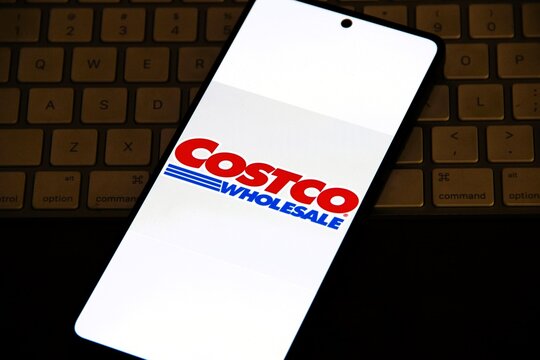 Costco Wholesale - Multinacional americana de armaz&eacute;ns de autoatendimento que operam como um clube de compras para associados, que pagam uma anuidade para ter acesso a produtos em grandes quantidades.
