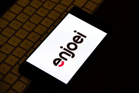 enjoei - Empresa brasileira de com&eacute;rcio eletr&ocirc;nico que oferece solu&ccedil;&otilde;es de consumo colaborativo. Atualmente, conta com cerca de 7,5 milh&otilde;es de usu&aacute;rios cadastrados em sua plataforma.