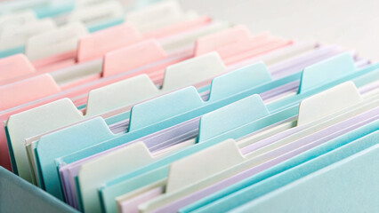 Obraz premium Colorful file folders with tabs are neatly organized in row, creating visually appealing and orderly arrangement