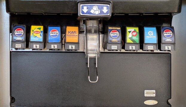 Dispensadores de refrescos de fuente de Pepsi Cola de la cadena de comida r&aacute;pida KFC Kentucky Fried Chicken en Madrid, Espa&ntilde;a, 27 de octubre de 2025