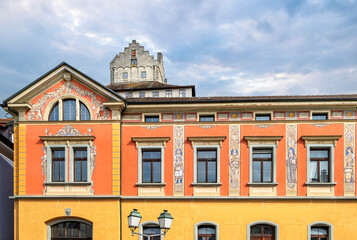 Fototapeta premium Burg über der Altstadt von Meersburg am Bodensee, Baden-Württemberg, Deutschland, Europa