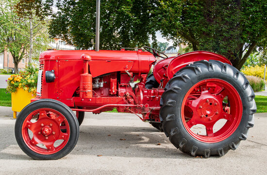 Roter Oldtimer Traktor in Unteruhldingen am Bodensee, Baden-W&uuml;rttemberg, Deutschland, Europa